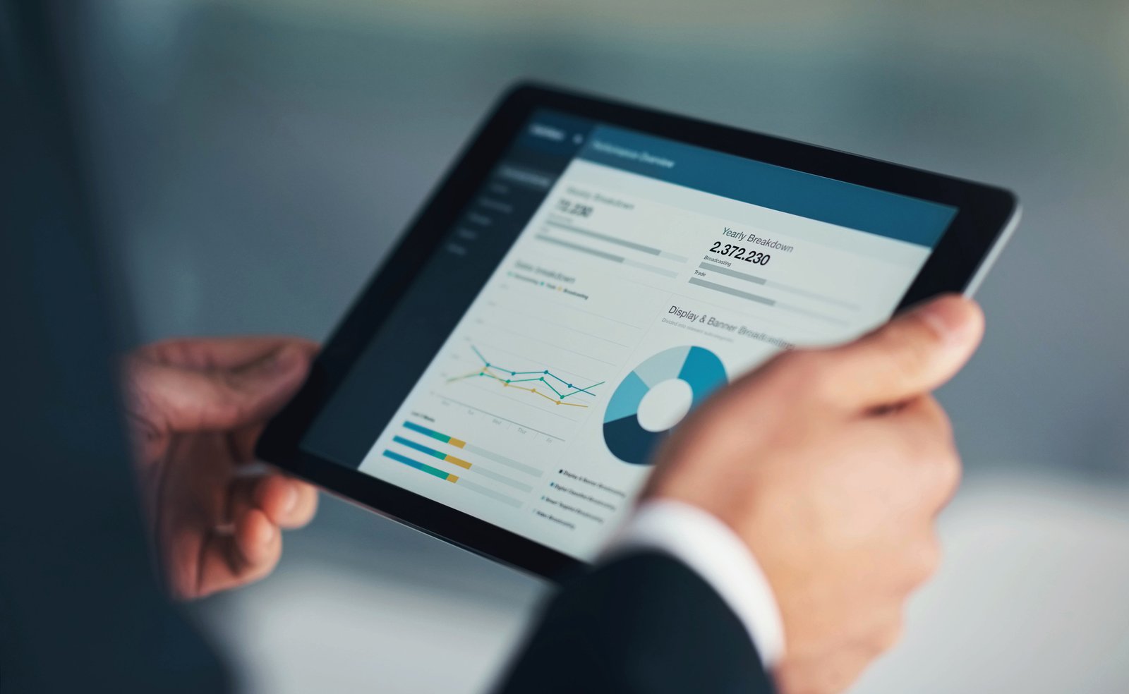 A Guide to LinkedIn Lead Generation [Benefits, Tools & Strategies]